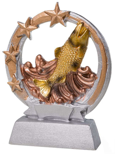 Ein silberner und goldener Trophäe Fisch 125 mm PK739276-62593 zeigt einen aus dem Wasser springenden Fisch, der von drei Sternen umrundet wird, was ihn zu einem perfekten Erinnerungsstück macht.